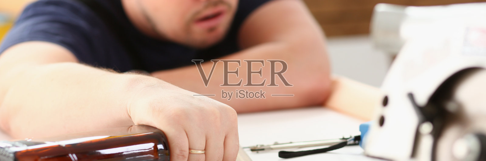 戴黄色头盔的醉酒工人手臂照片摄影图片