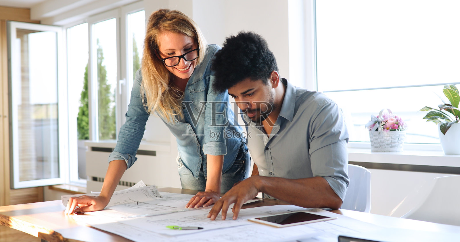 办公室同事开会讨论项目计划照片摄影图片