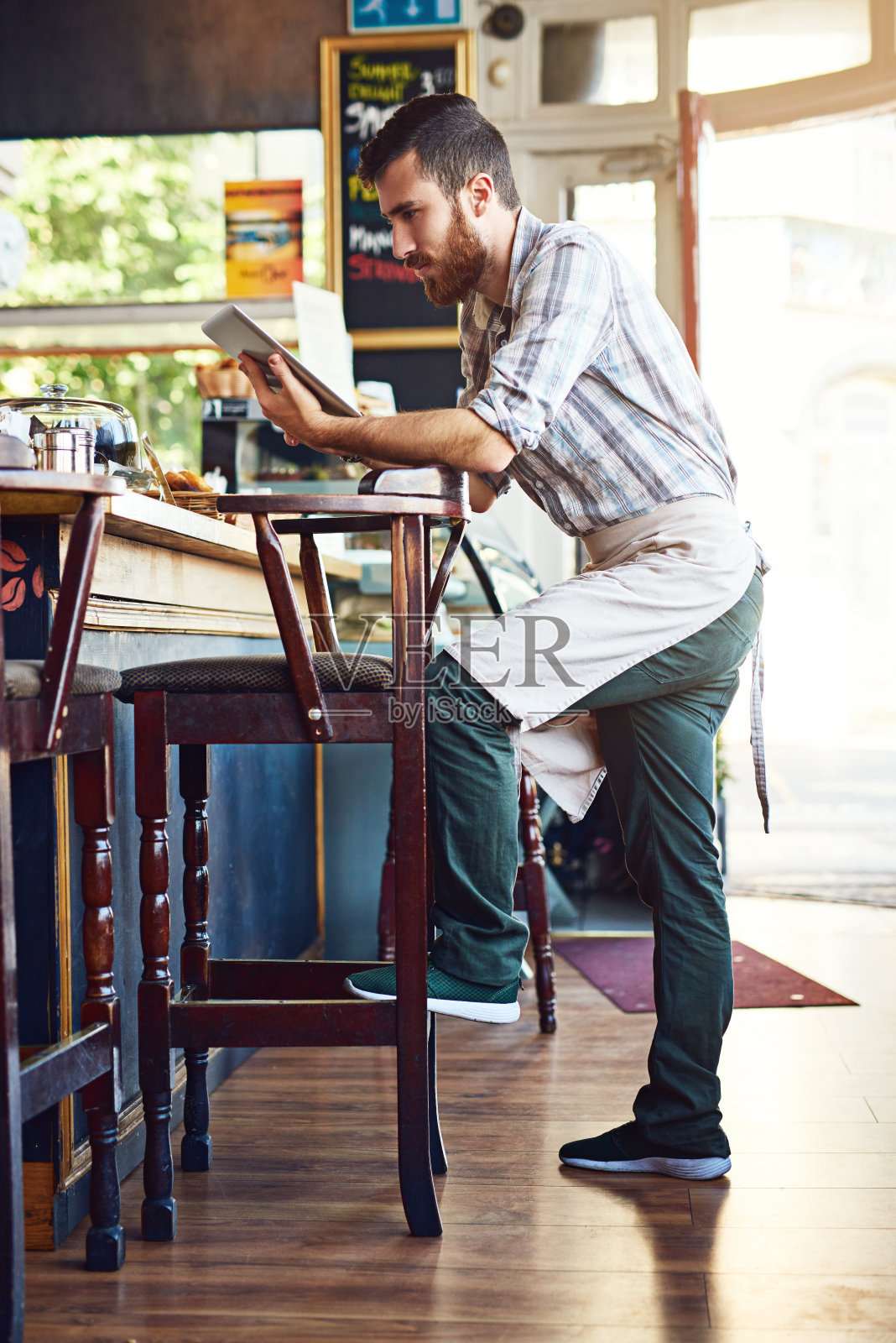 利用现代科技为他的初创公司做广告照片摄影图片