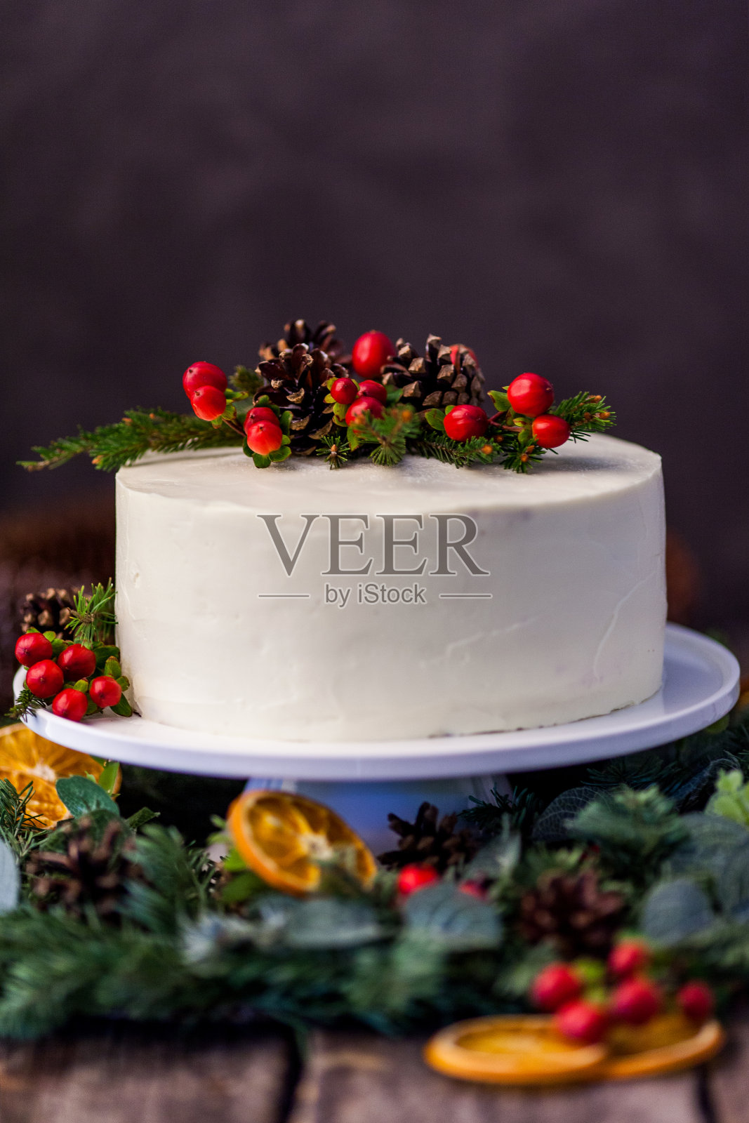 自制的;奶油;蛋糕;锥;浆果;装饰;圣诞节;背景;复古;夏天;食物;巧克力;早餐;干酪;芝士蛋糕;樱桃;面包;蓝莓;特写镜头;蔓越莓;醋栗酒;美味的;餐后甜点;菜;焦点;黑色;新鲜的;浆果;美食照片摄影图片