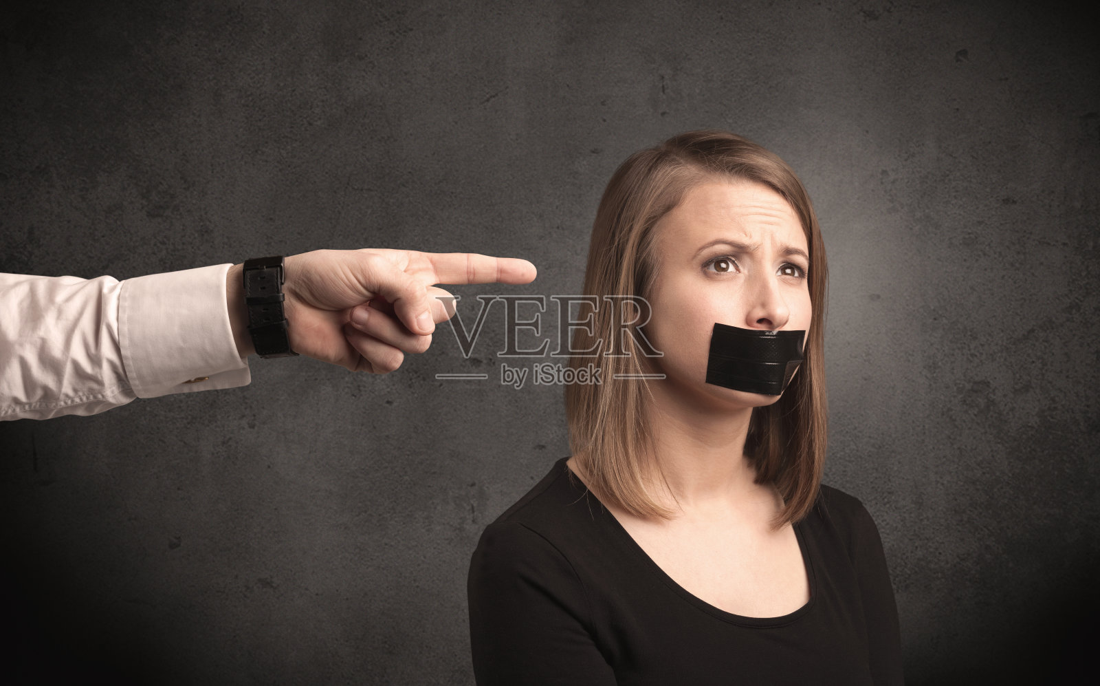 用手指着女人照片摄影图片