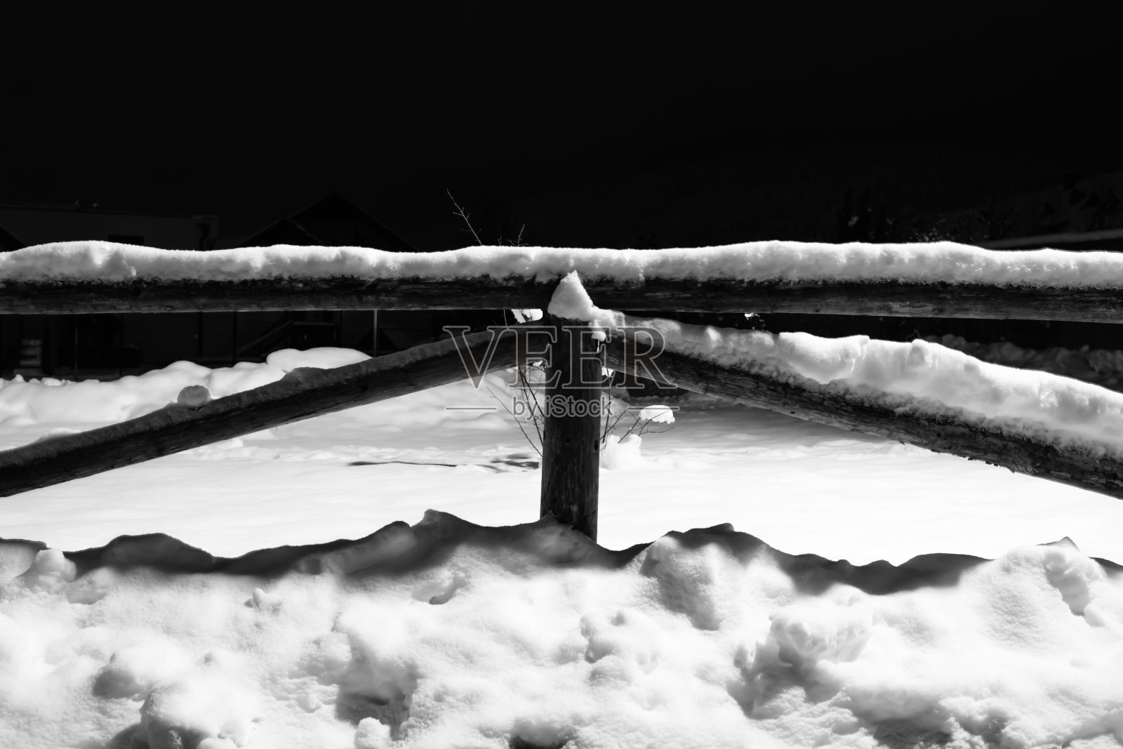 冬天的雪在晚上木制的篱笆图案照片摄影图片