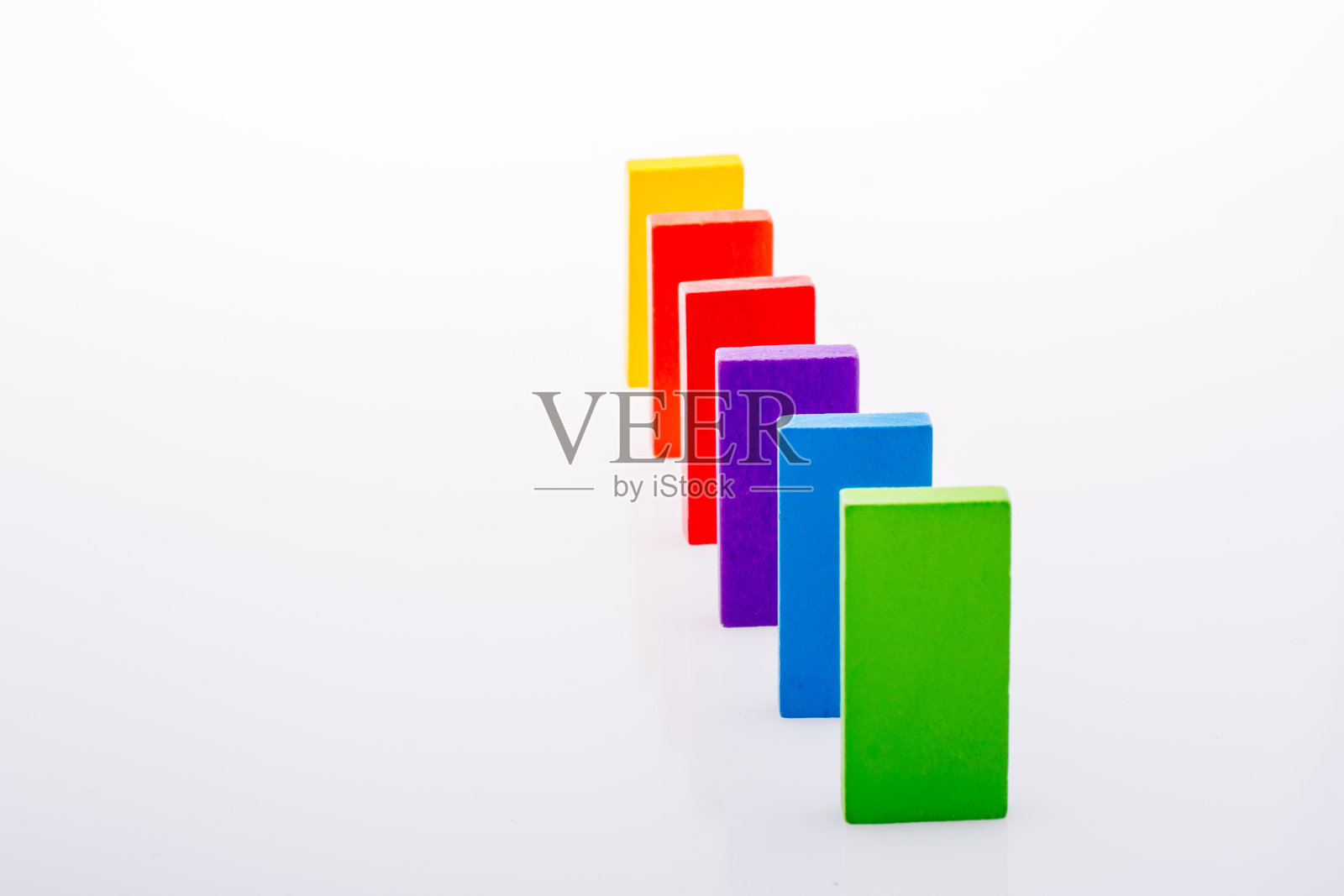 漂亮的多米诺骨牌积木在白色的背景上照片摄影图片