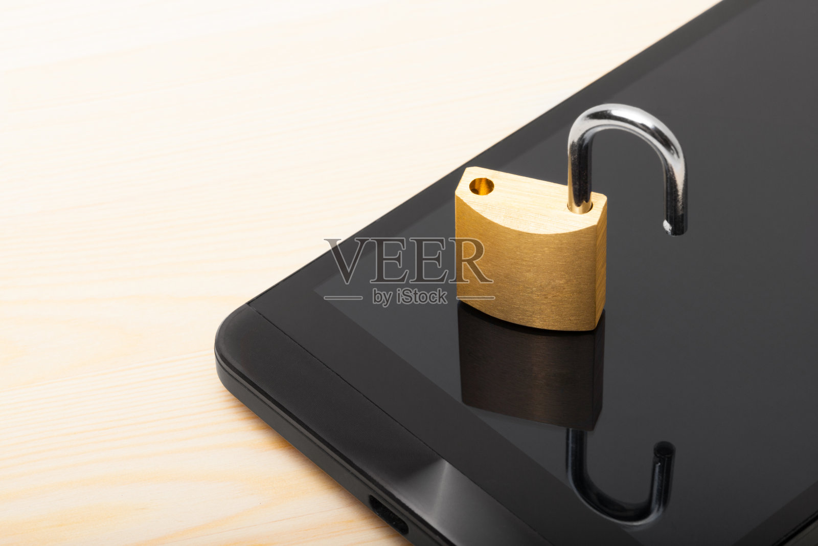 手机安全和数据保护概念——智能手机上的小锁照片摄影图片