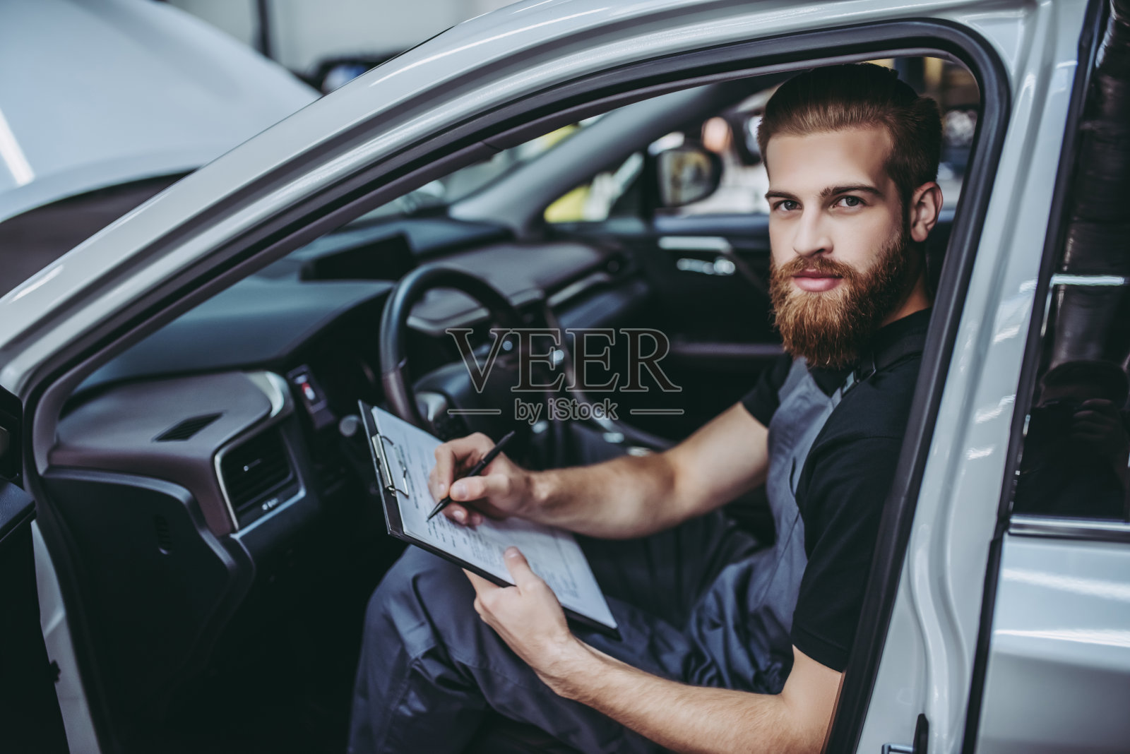 英俊的汽车维修技工。照片摄影图片