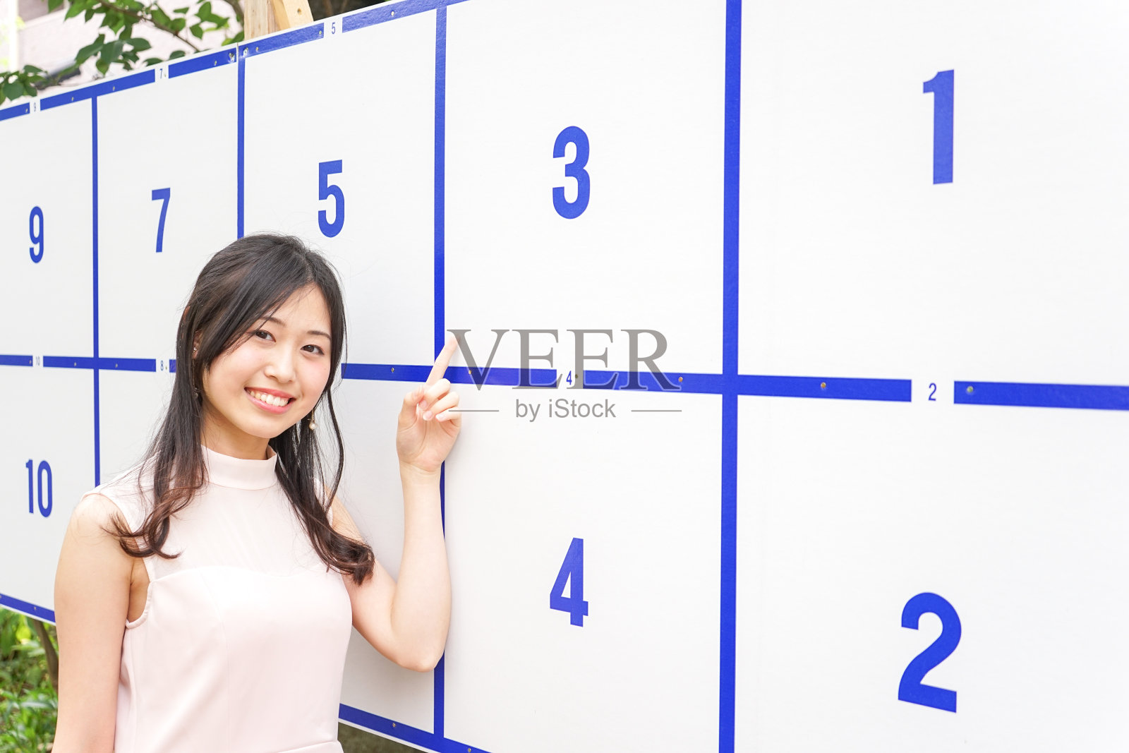 年轻女子要去投票照片摄影图片