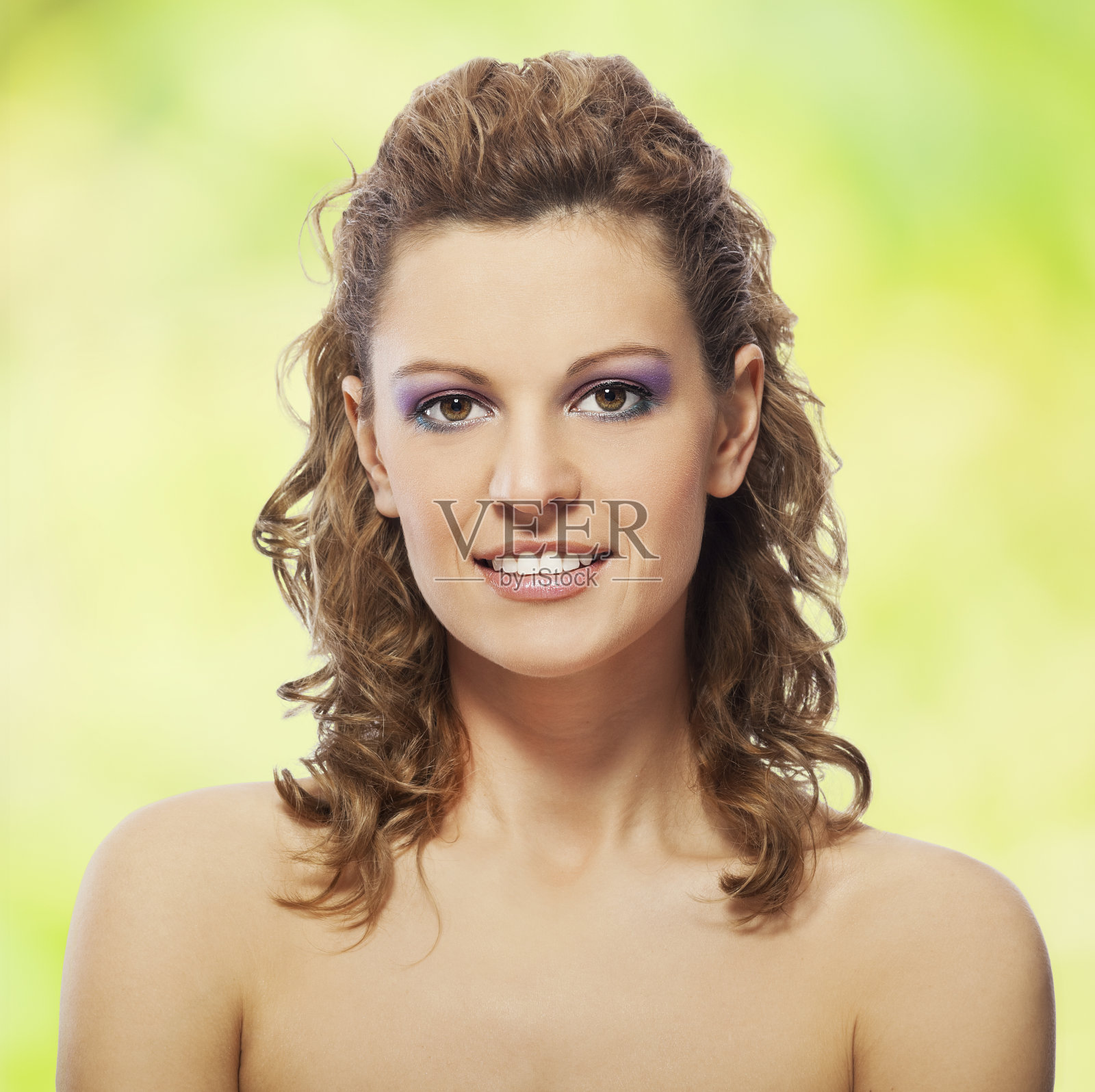 漂亮的卷发女人照片摄影图片