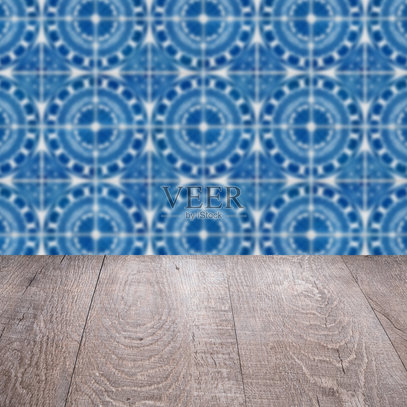 木质桌面和模糊复古瓷砖图案墙照片摄影图片