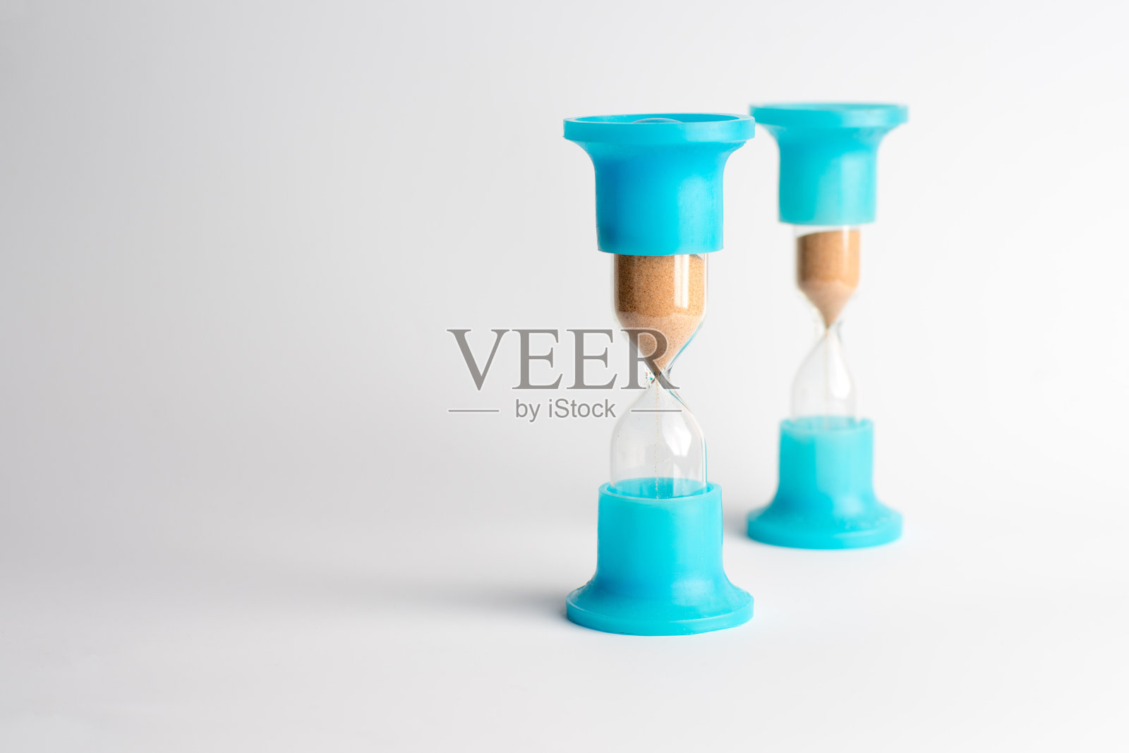 沙漏与黄沙在白色的背景照片摄影图片