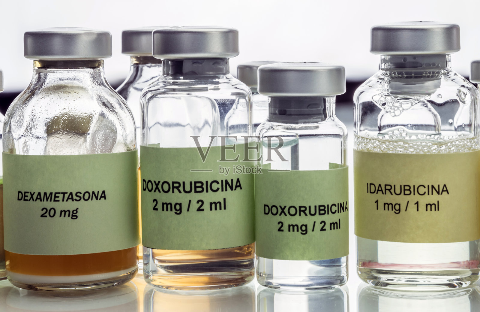 不同大小的药瓶用于治疗神经退行性疾病,概念图像照片摄影图片