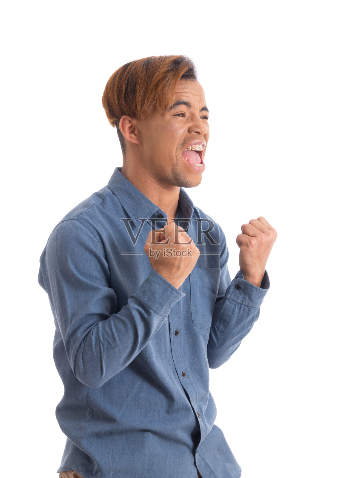 大的快乐。黑人年轻人穿着蓝色的社交衬衫。照片摄影图片