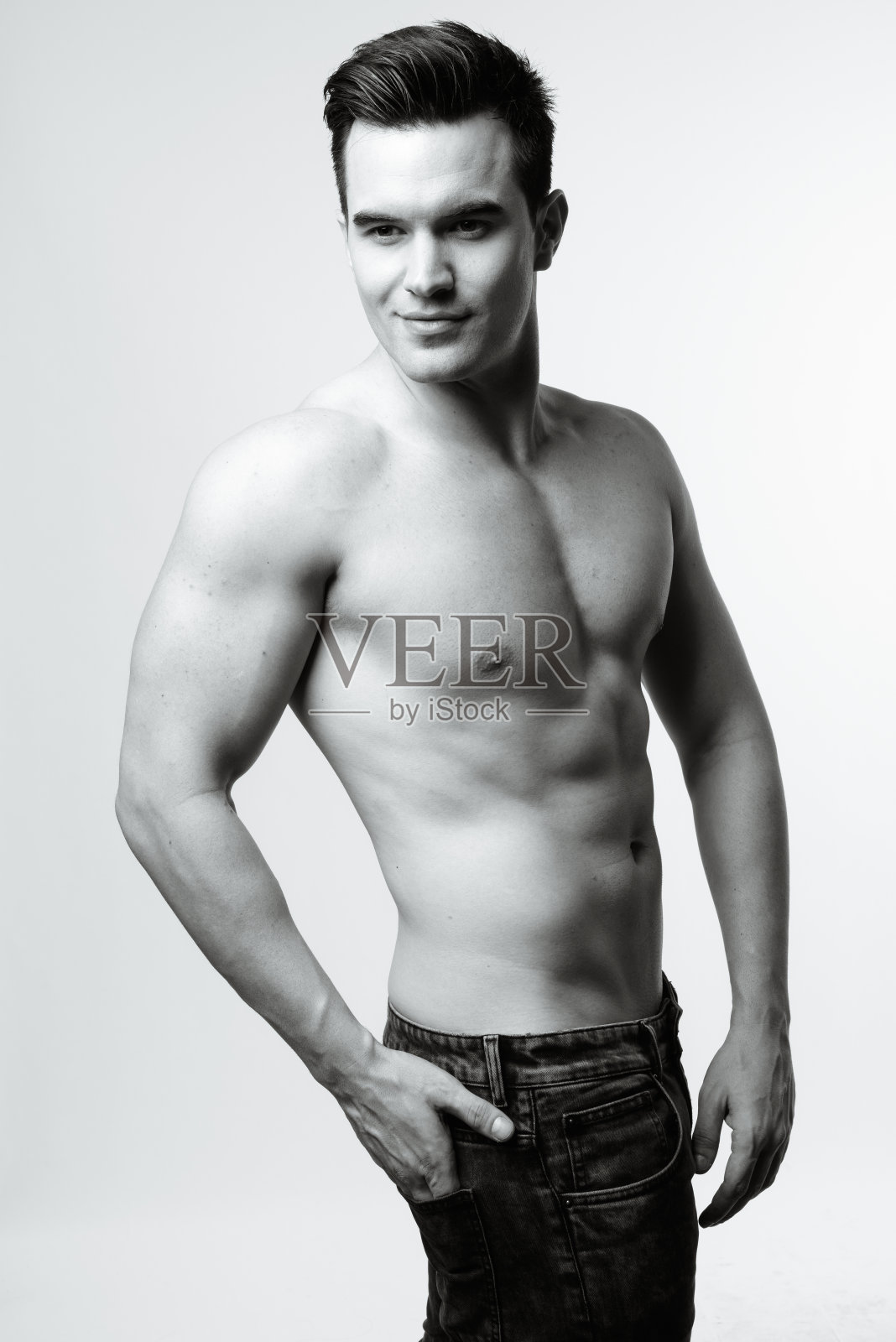 黑白肖像英俊的肌肉青年男子赤膊照片摄影图片