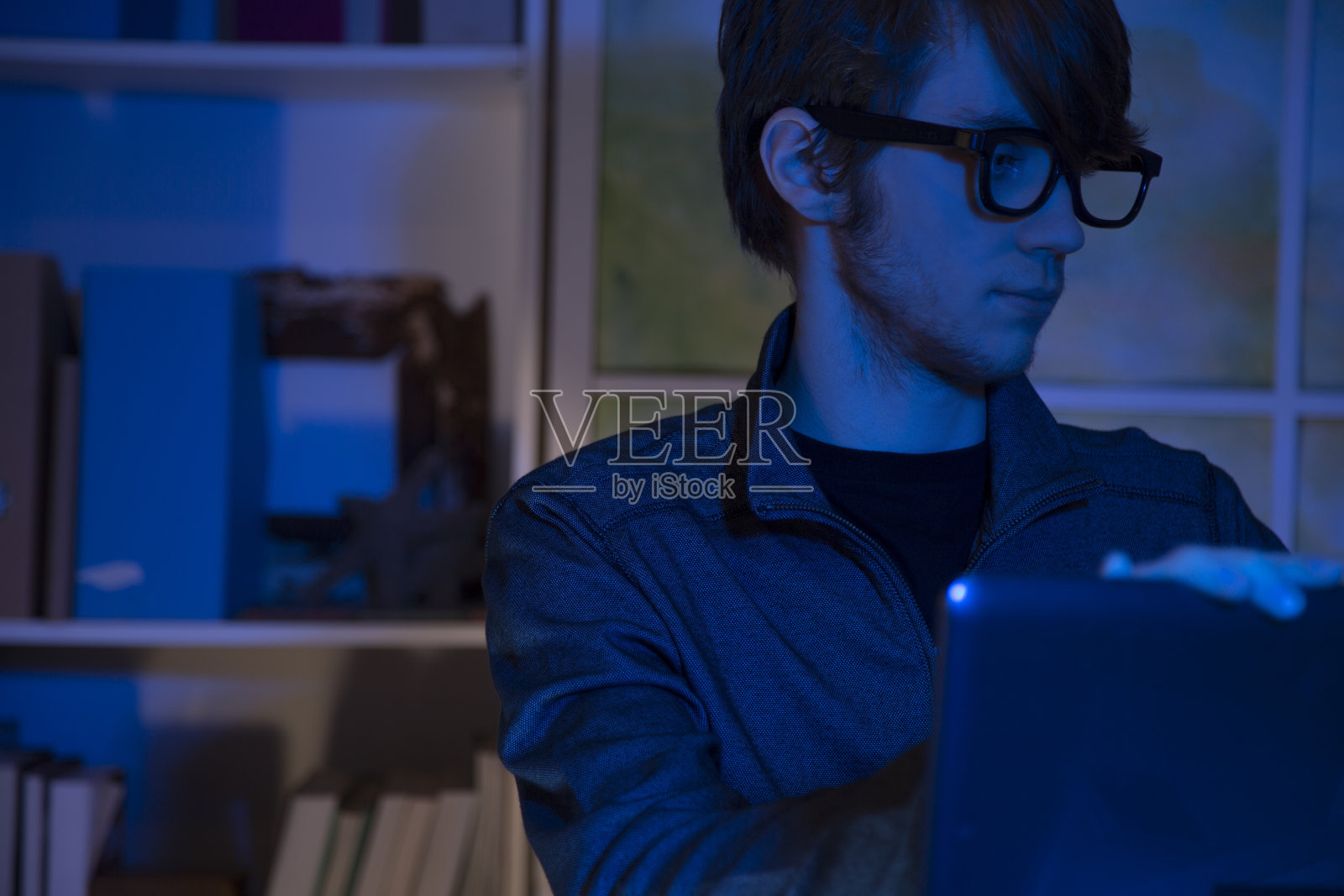 电脑黑客或程序员使用笔记本电脑进行网络攻击照片摄影图片