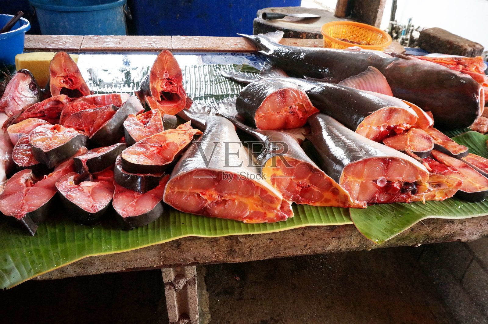 这是切下来出售的Pangasius鱼的特写照片摄影图片