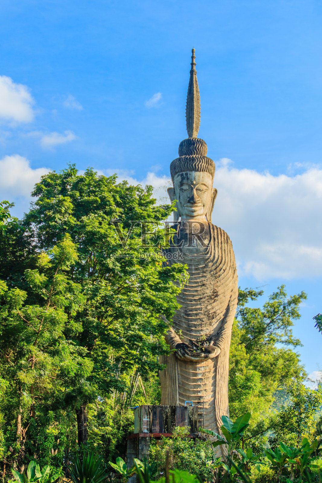Sala Keoku的巨型佛像,这座公园里的巨型混凝土雕塑灵感来自佛教和印度教。它位于泰国的廊开照片摄影图片