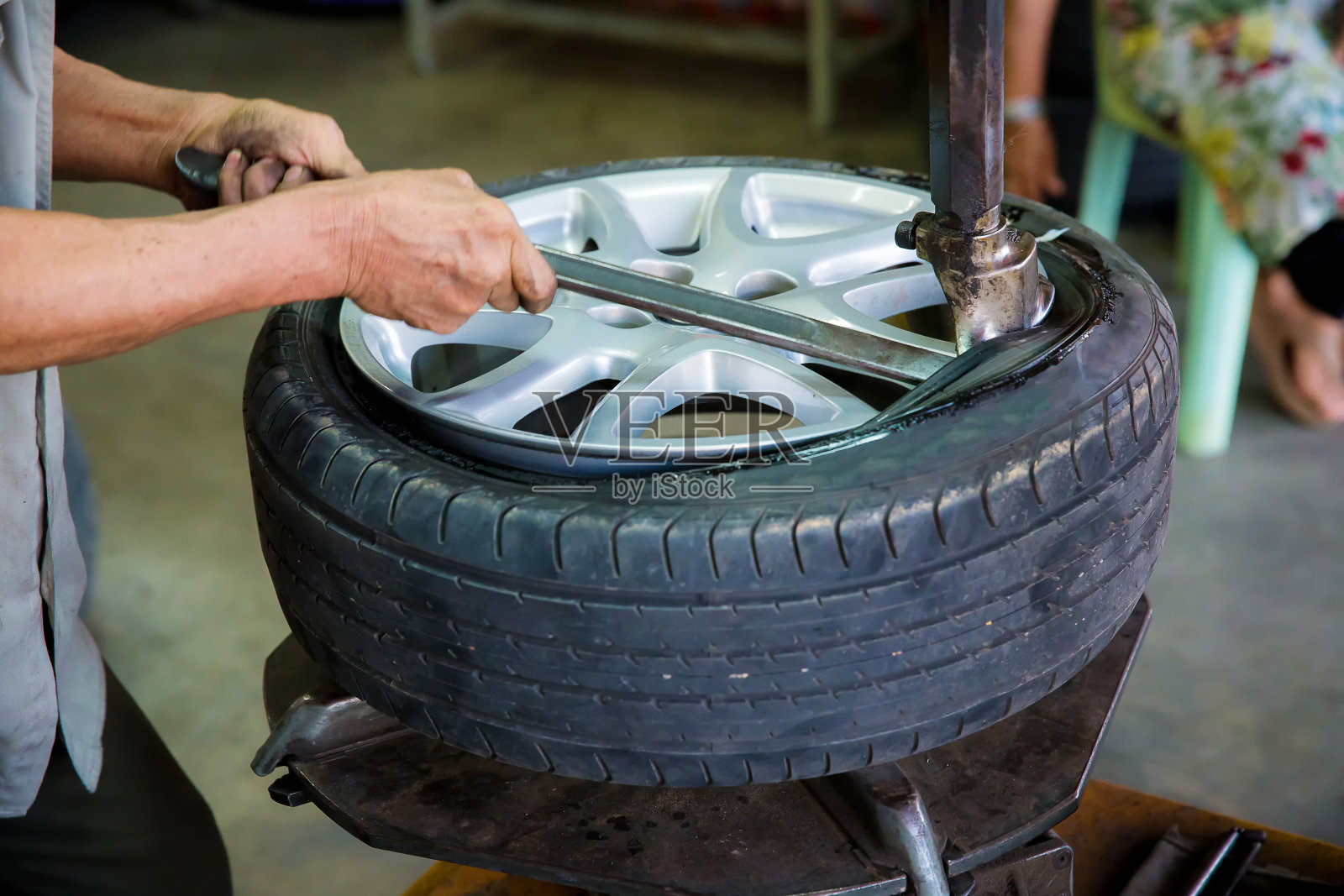 等待更换轮胎的现代汽车照片摄影图片