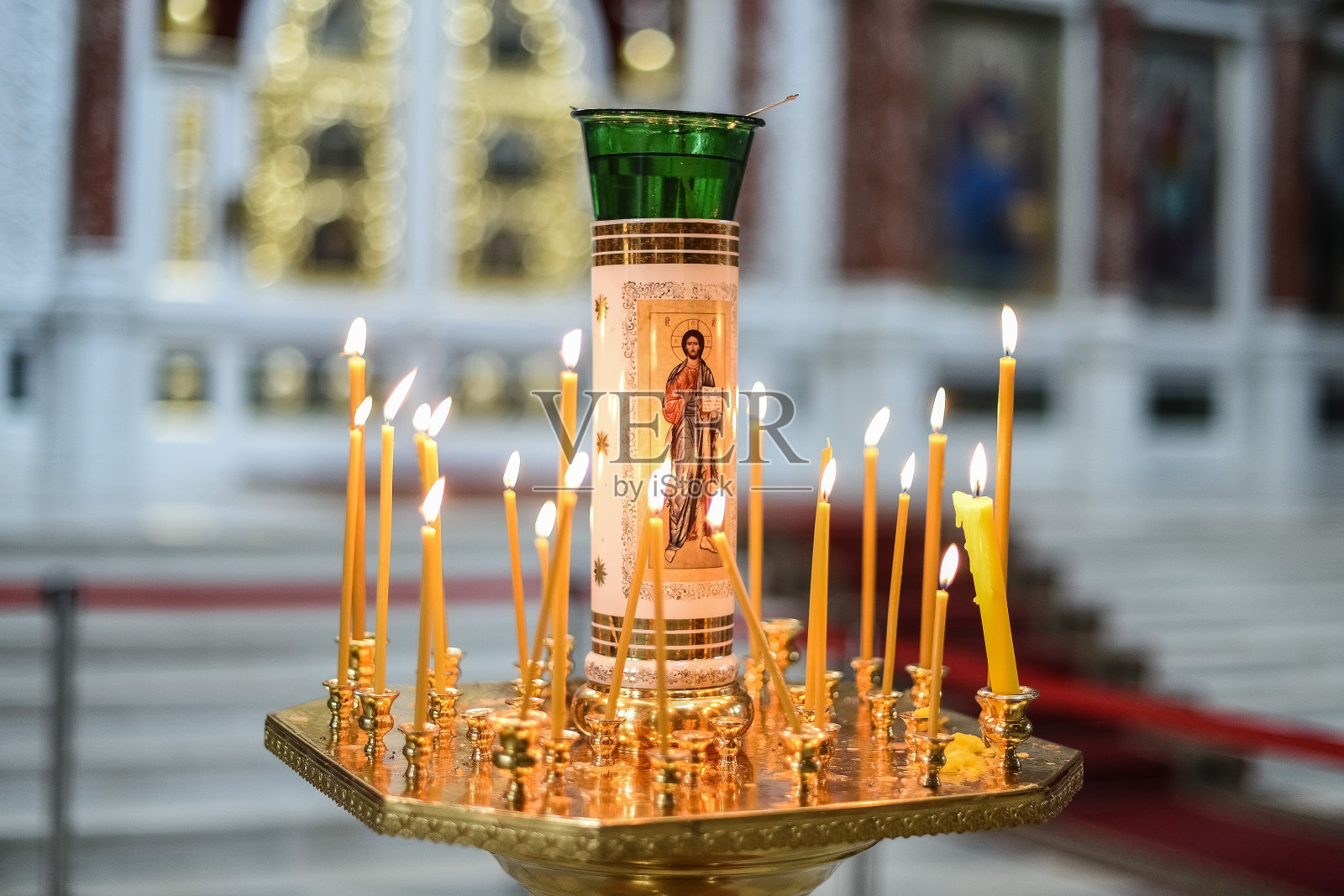 教堂附近的烛台和耶稣的画像照片摄影图片