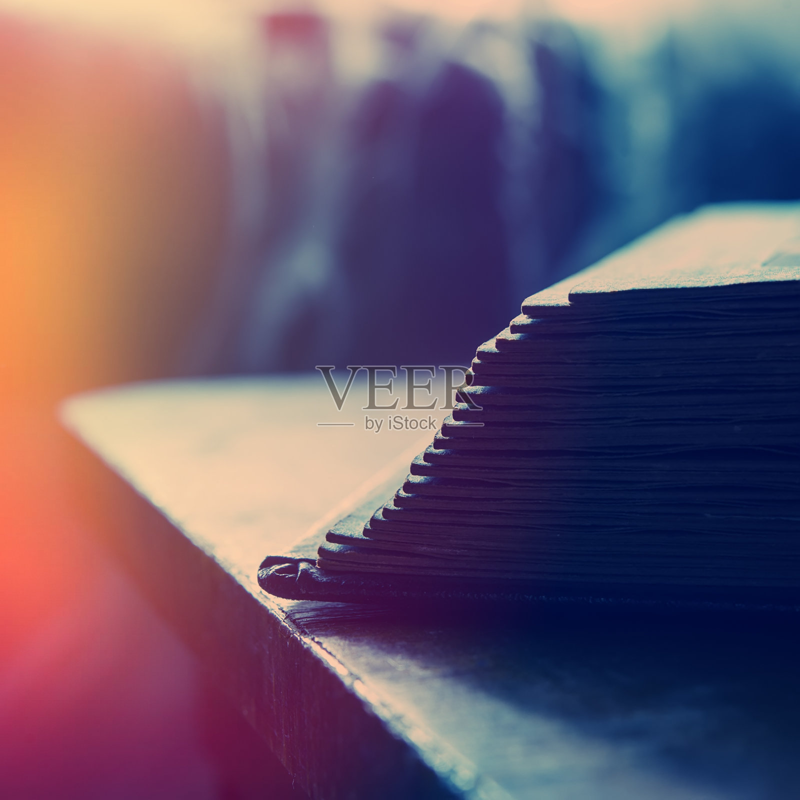 桌上放着一本打开的旧相册。旧的书。照片摄影图片