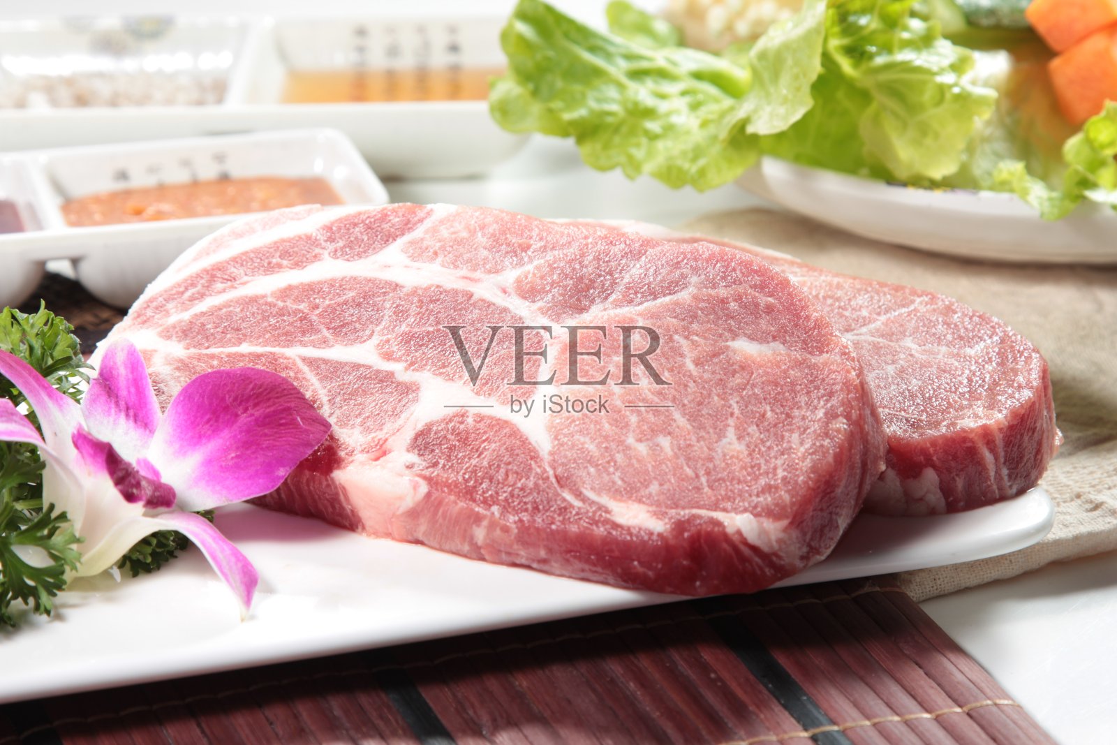 生猪肉或火腿照片摄影图片