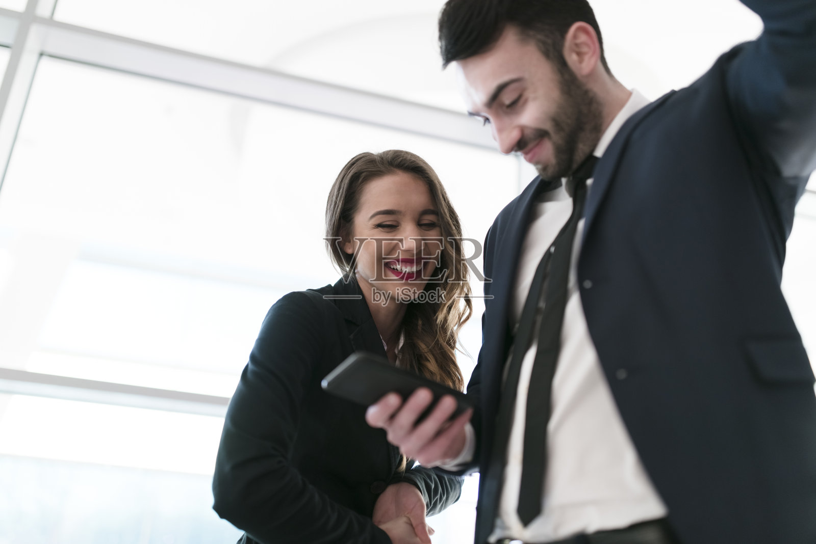 商务人士在看一段有趣的视频照片摄影图片
