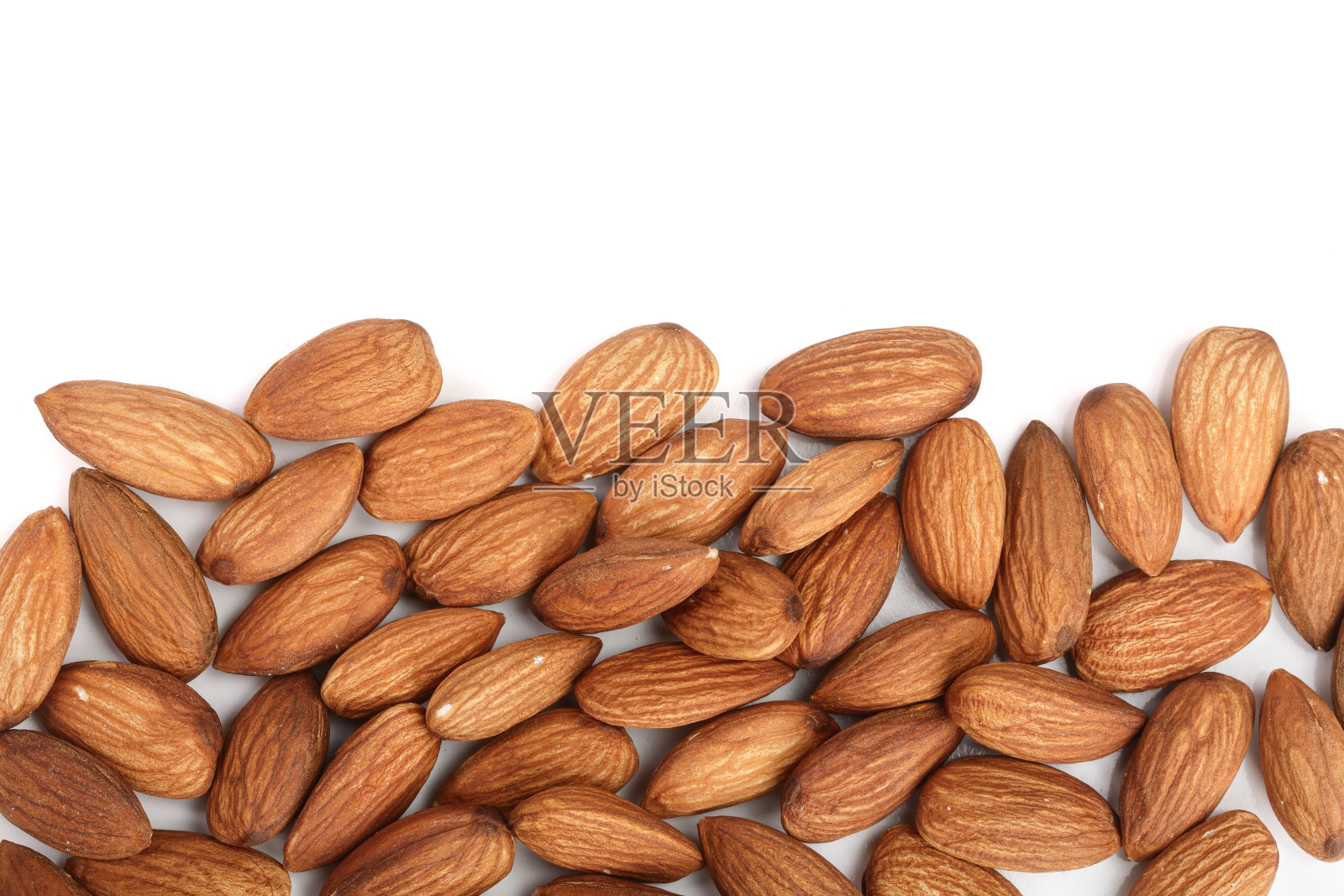 杏仁孤立的白色背景与复制空间为您的文本。前视图。平躺照片摄影图片