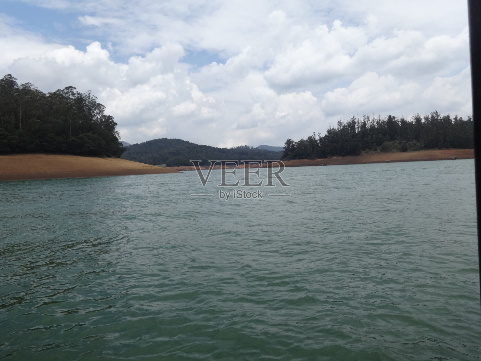 近距离观看湖水,看起来棒极了。照片摄影图片