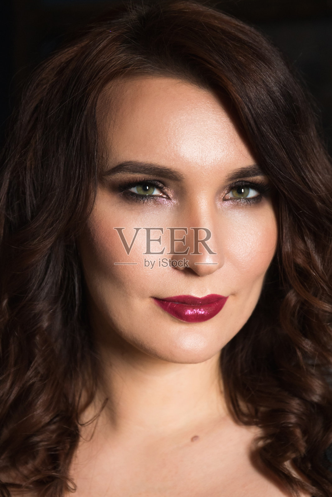 美丽的年轻女性模特肖像在黑暗照片摄影图片