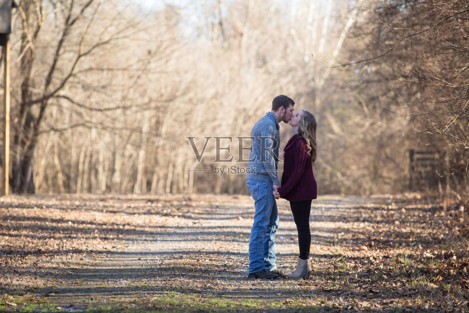 年轻的白人夫妇在散步照片摄影图片