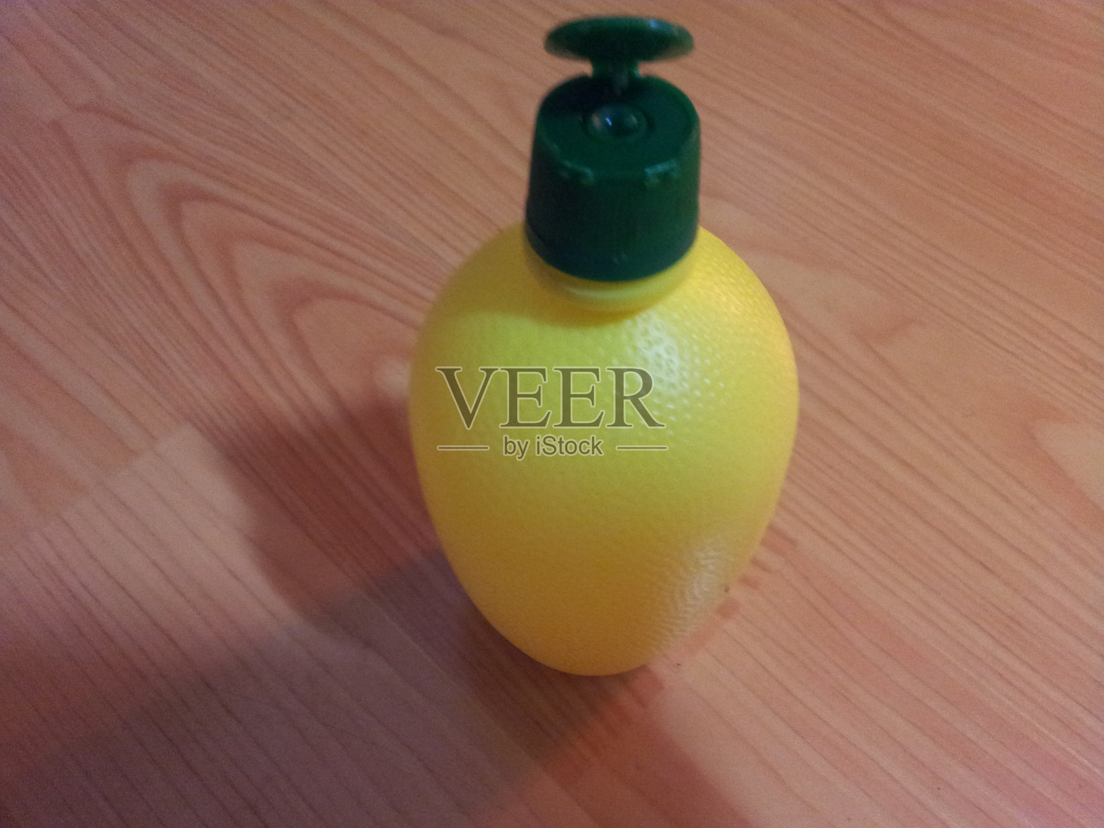 绿盖柠檬汁瓶照片摄影图片