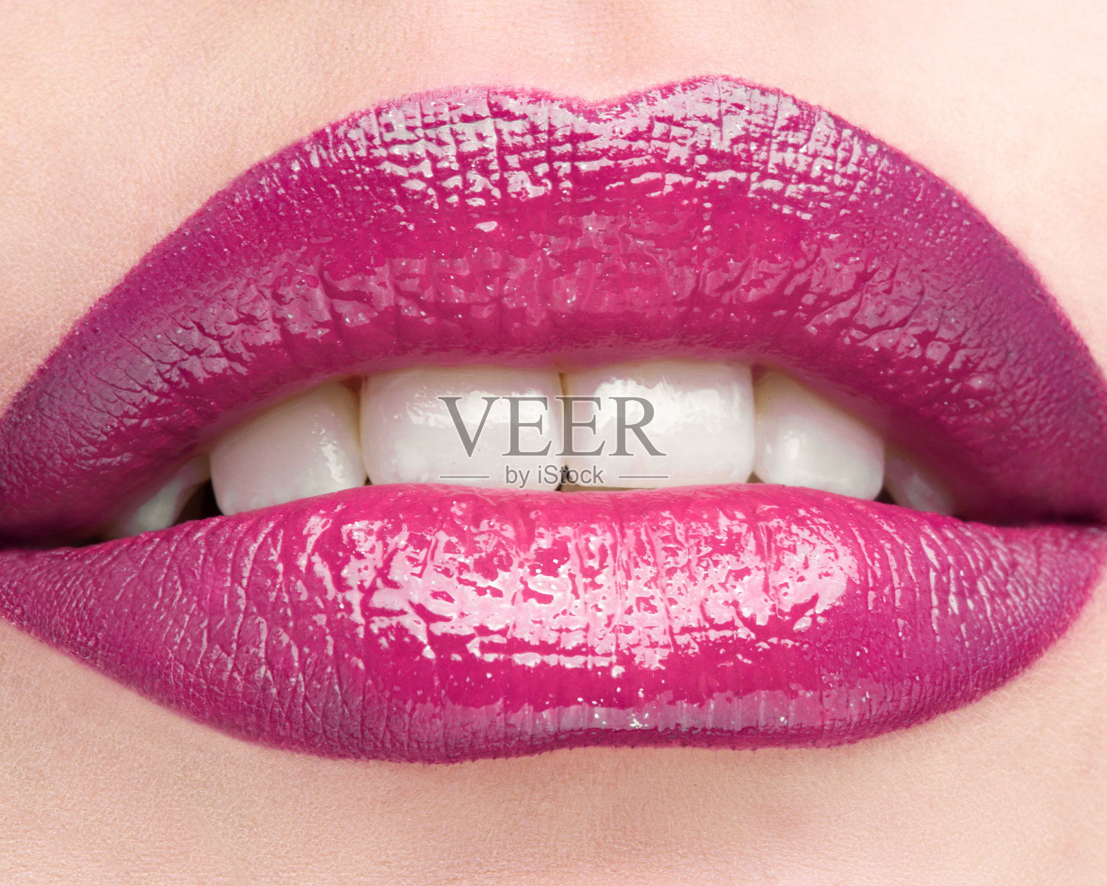 女性的嘴唇是用红色的口红涂成的。照片摄影图片