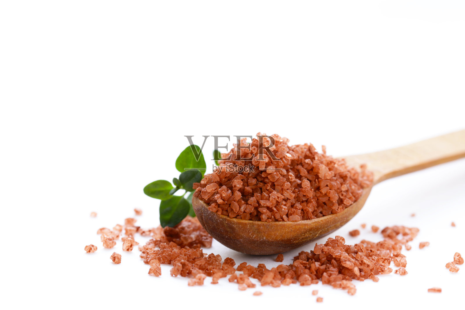 美食盐红夏威夷品种勺子在白色的背景照片摄影图片