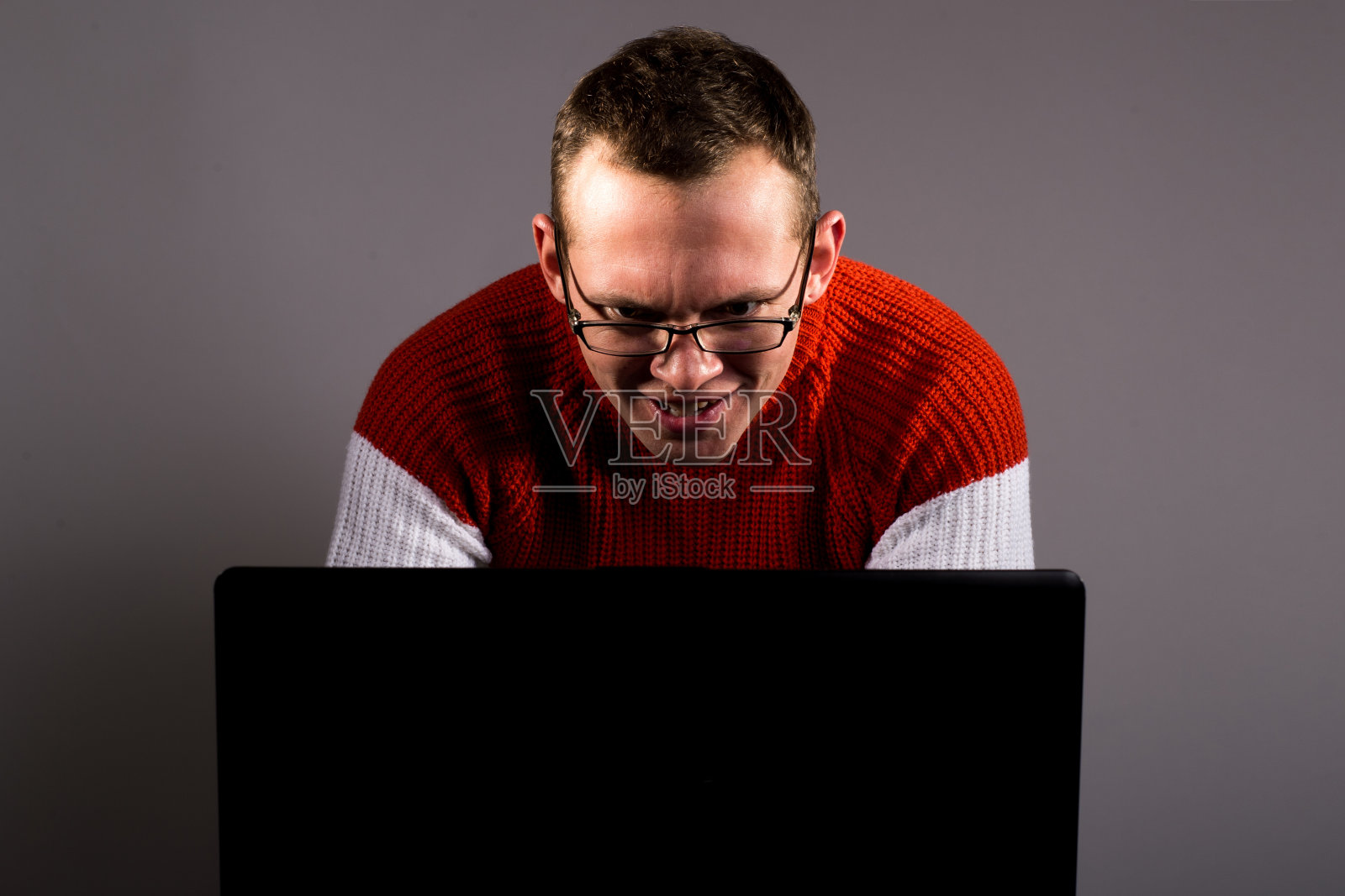 电脑前的黑客。照片摄影图片