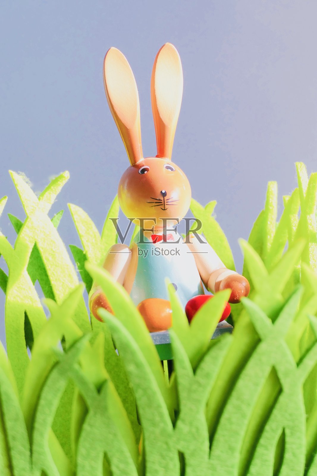 复活节兔子在草地上画彩蛋照片摄影图片