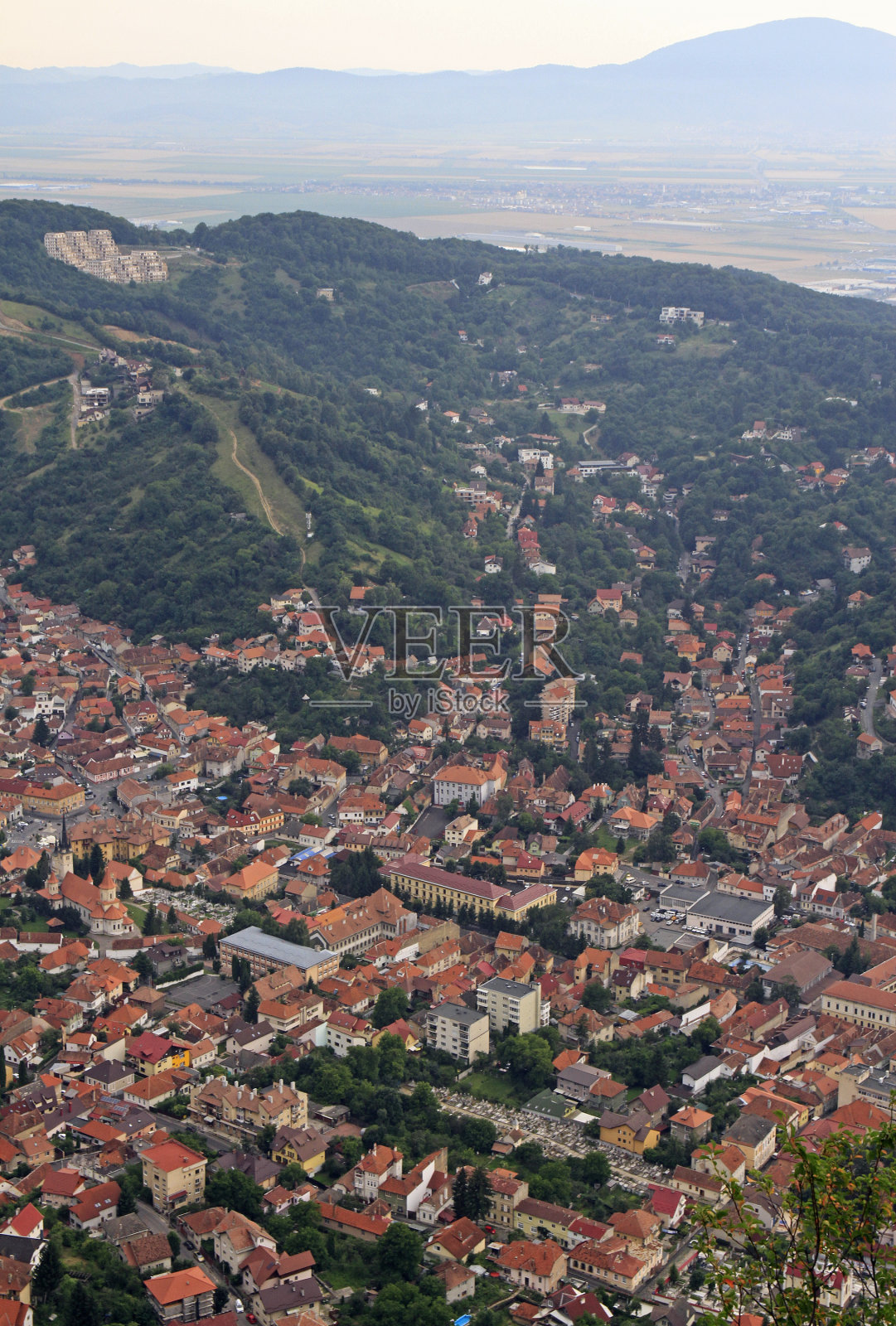 从坦帕山顶俯瞰布拉索夫市照片摄影图片