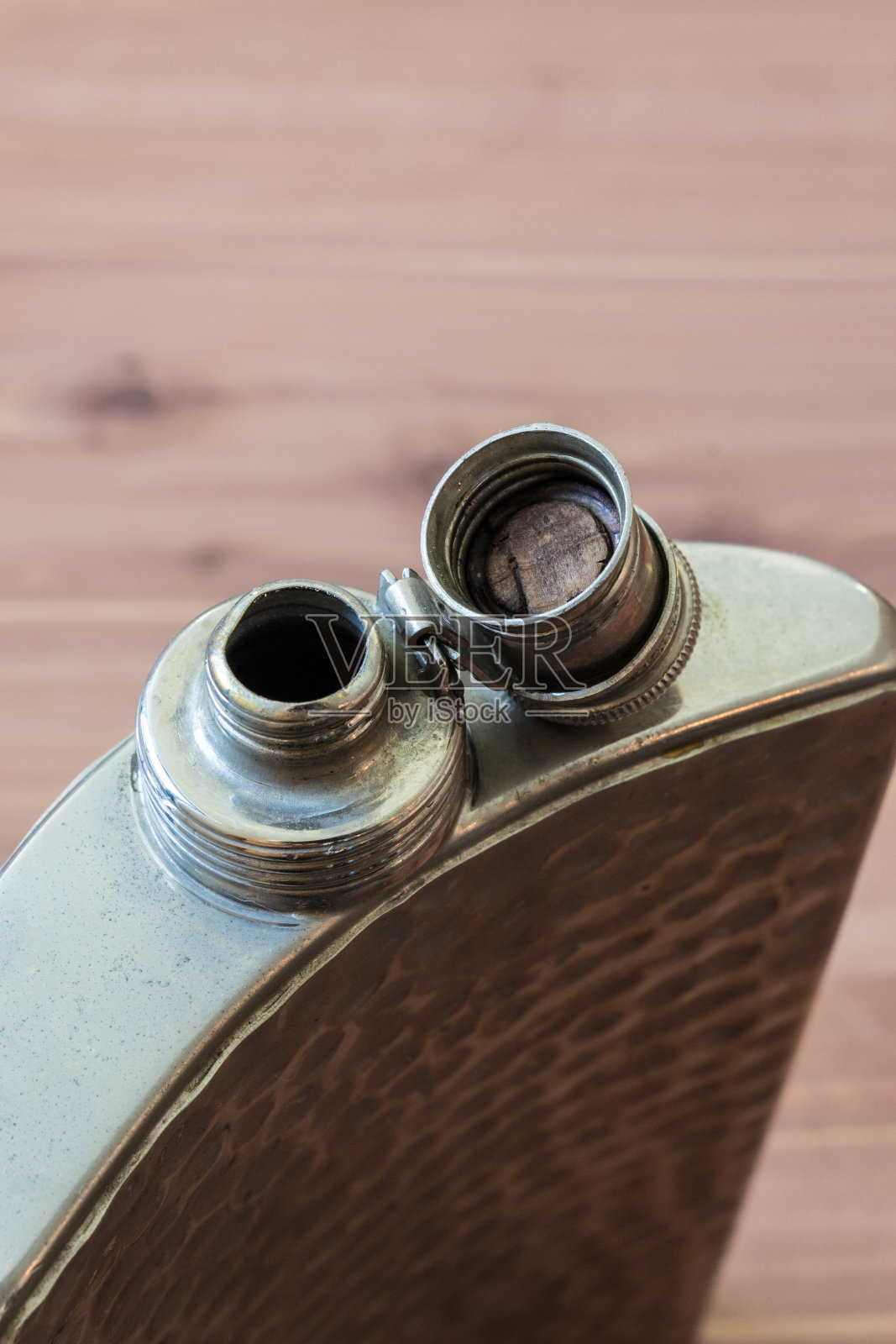 俯视图打开弧形烧瓶,酗酒上瘾概念,复制空间照片摄影图片