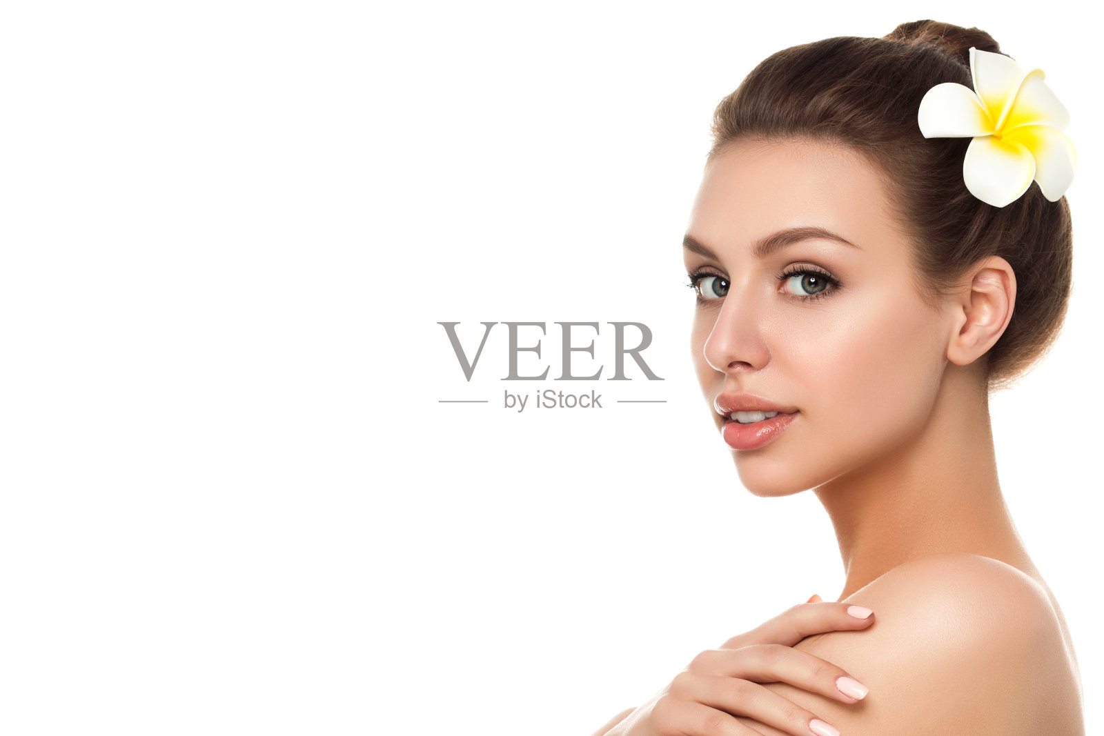 年轻美丽的白人妇女的肖像触摸她的肩膀照片摄影图片