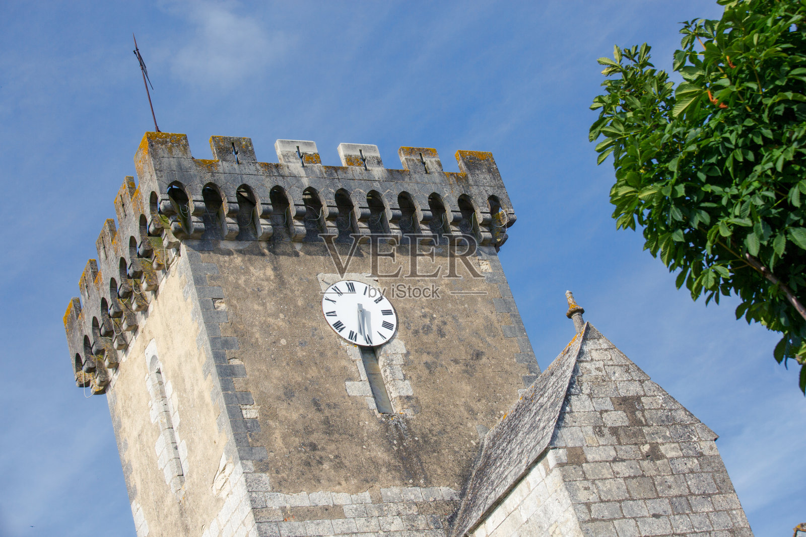 在bubusky下的一个天主教教堂的外景照片摄影图片