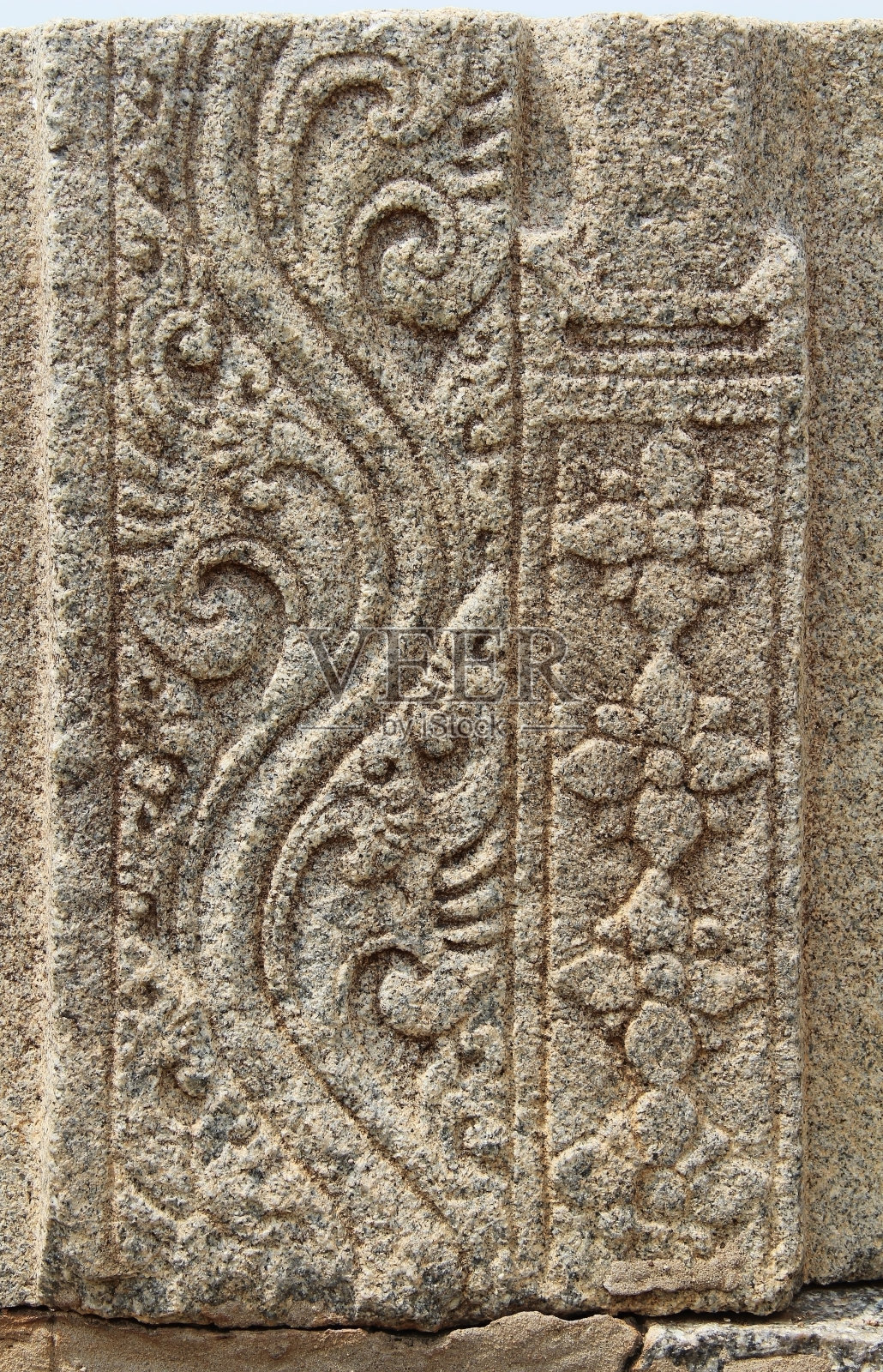 印度卡纳塔克邦汉比的维塔拉神庙附近的一座印度教寺庙的废墟上的浅浮雕。照片摄影图片