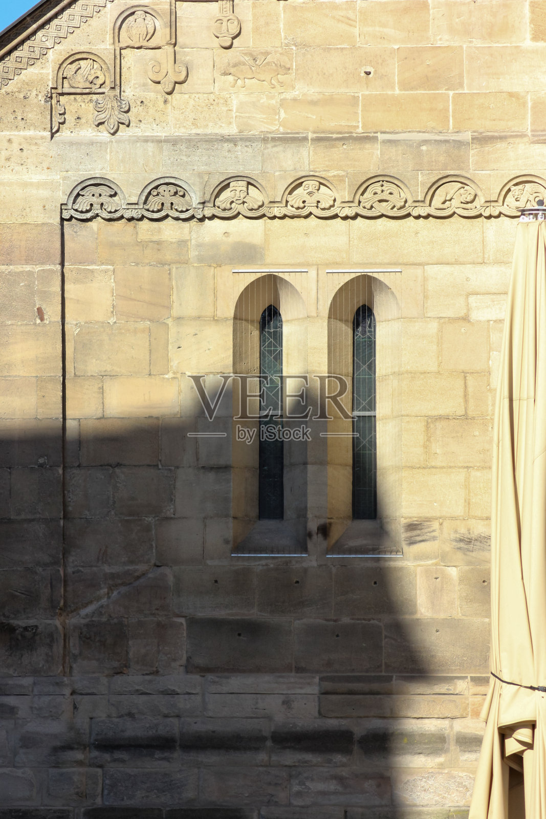 天主教堂的细节装饰和屋顶照片摄影图片