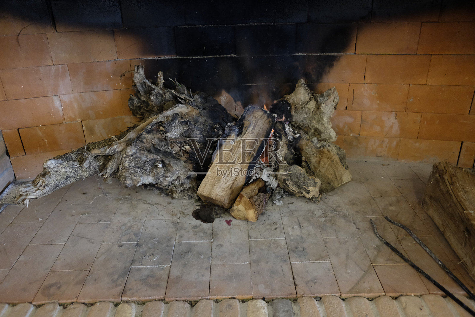 大壁炉点燃。照片摄影图片