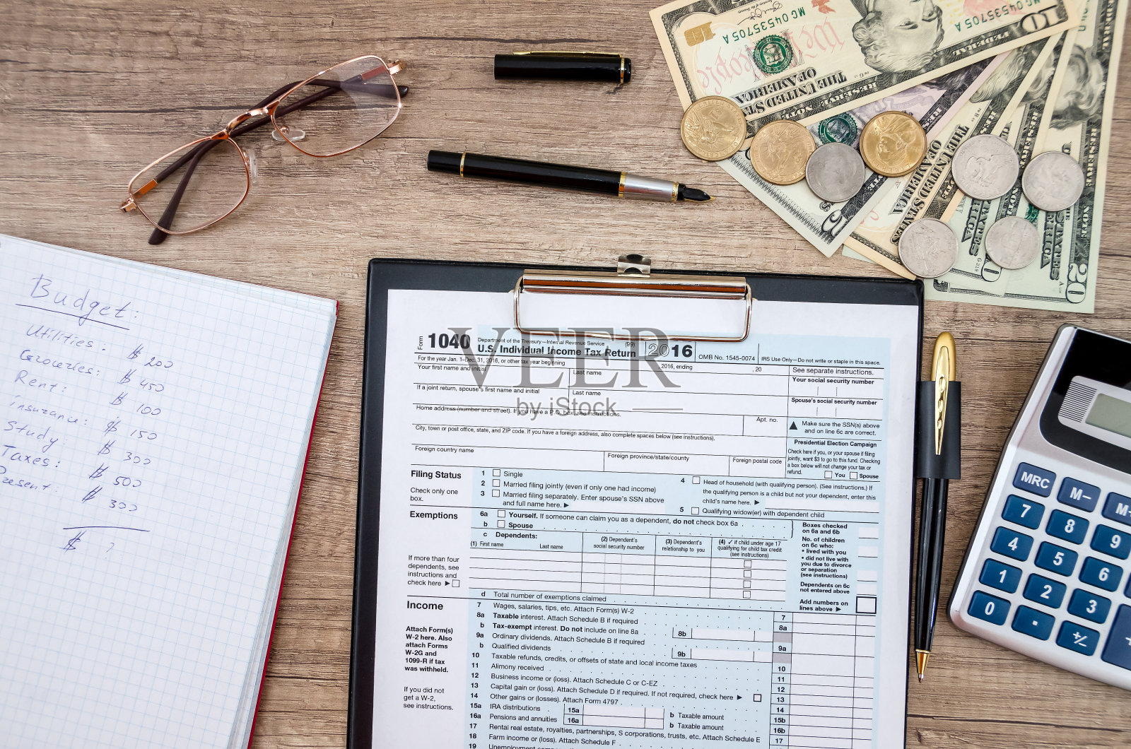 税单、美元和计算器照片摄影图片