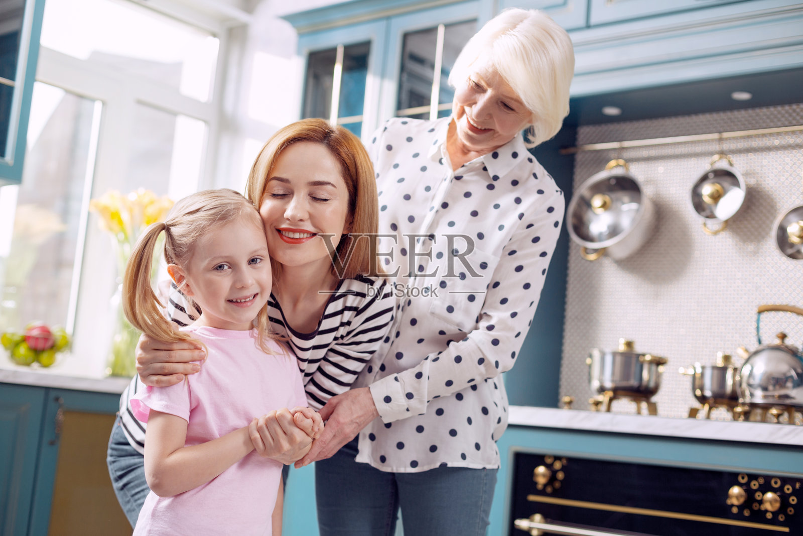 三代女性在厨房里亲密相处照片摄影图片