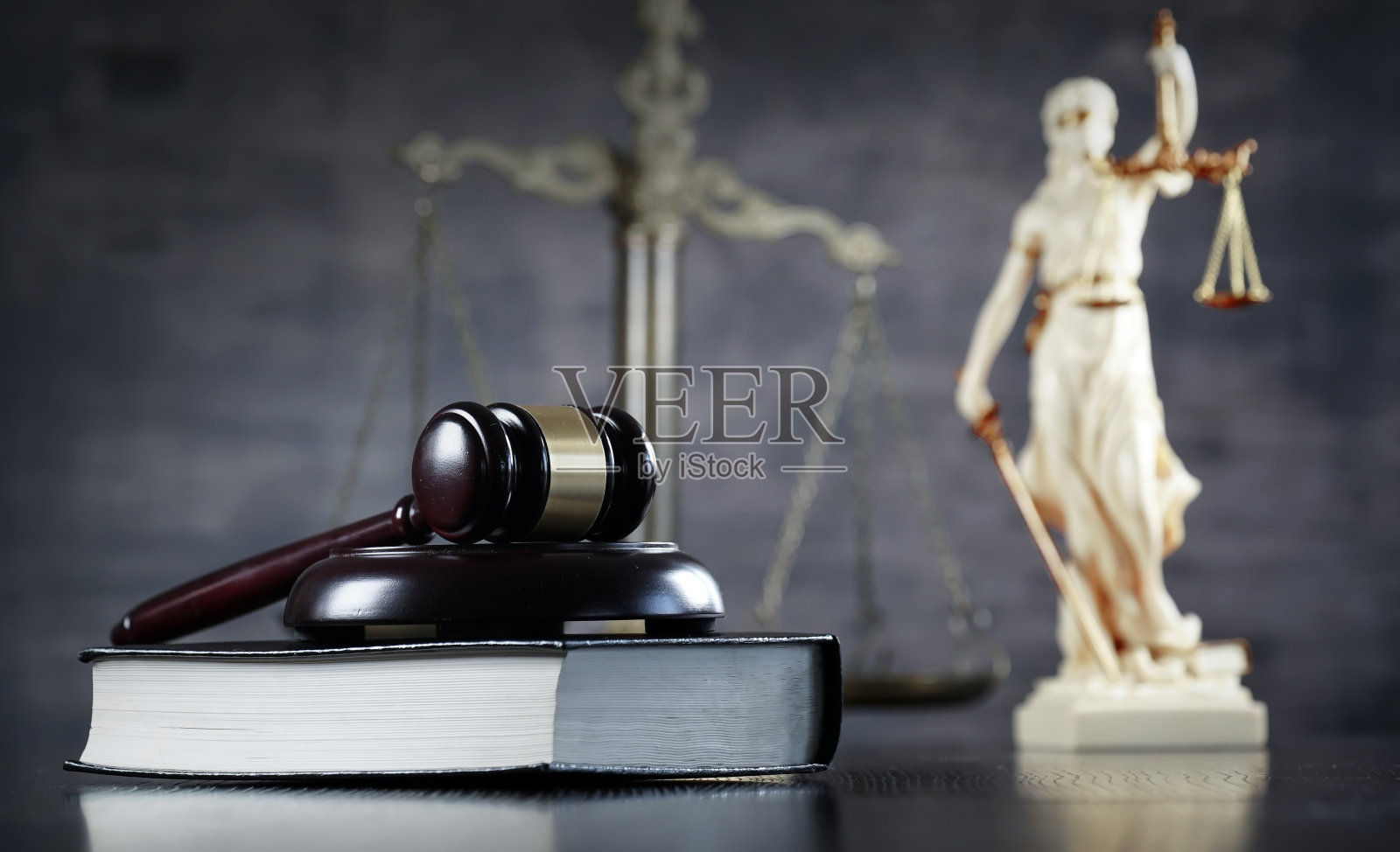 法律与正义概念。棕色木制背景照片摄影图片