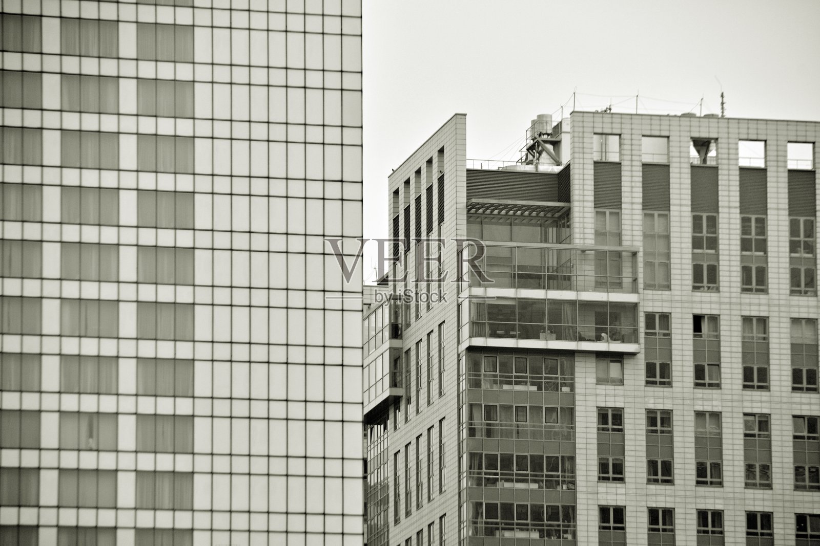 办公大楼。商业建筑。外部的建筑。黑色和白色。照片摄影图片