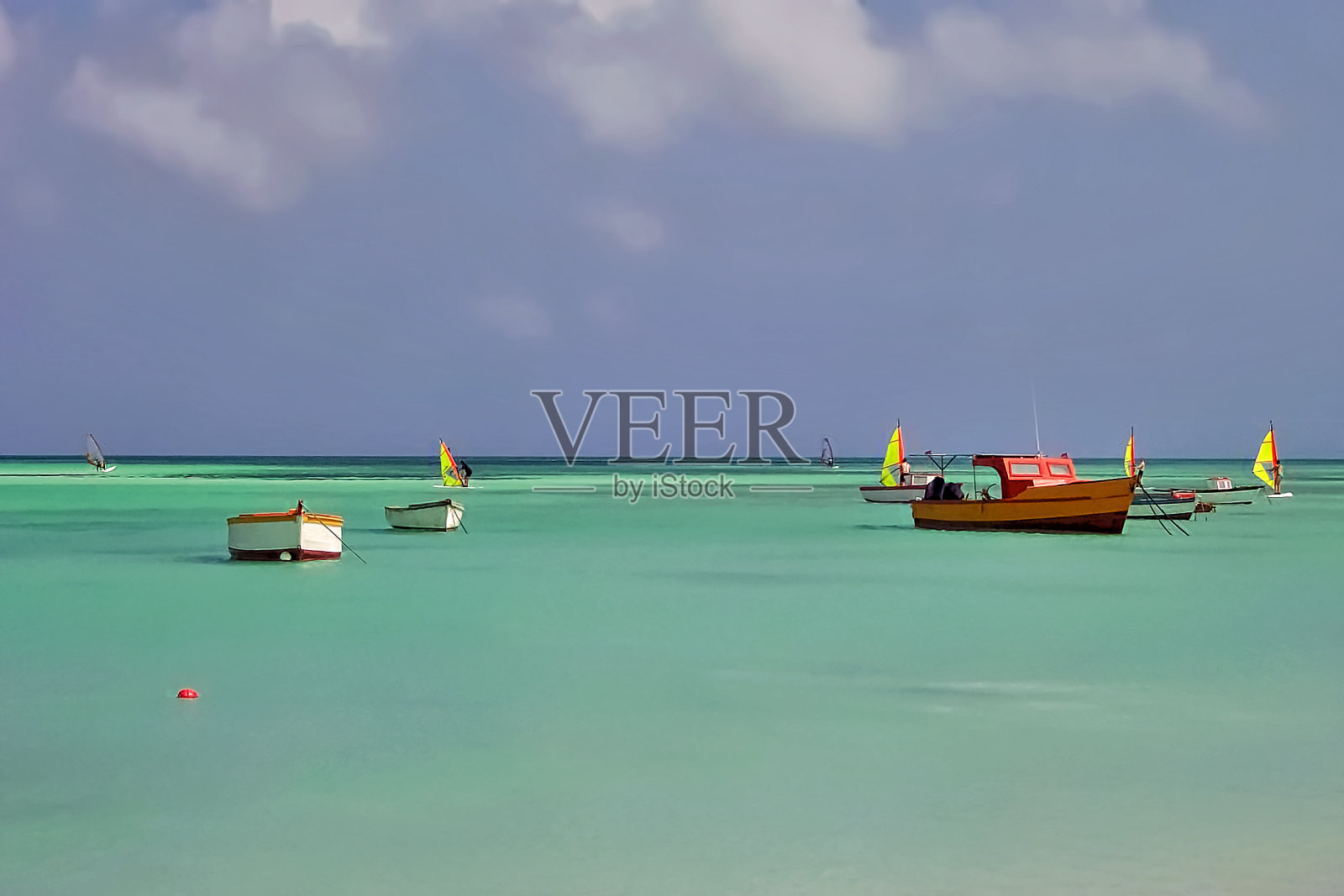 在阿鲁巴岛美丽的加勒比海上五颜六色的船。照片摄影图片