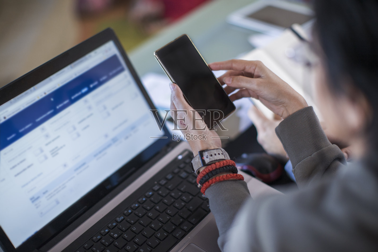 单身女性在家工作,自由职业照片摄影图片