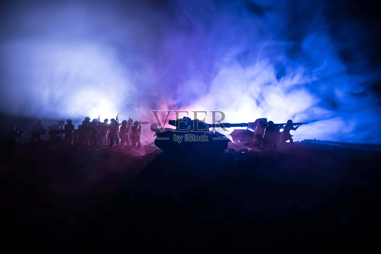 战争的概念。军事剪影战斗场景的战争雾天空背景,世界大战士兵的剪影下多云的天际线在晚上。攻击的场景。装甲车辆。坦克的战斗。照片摄影图片