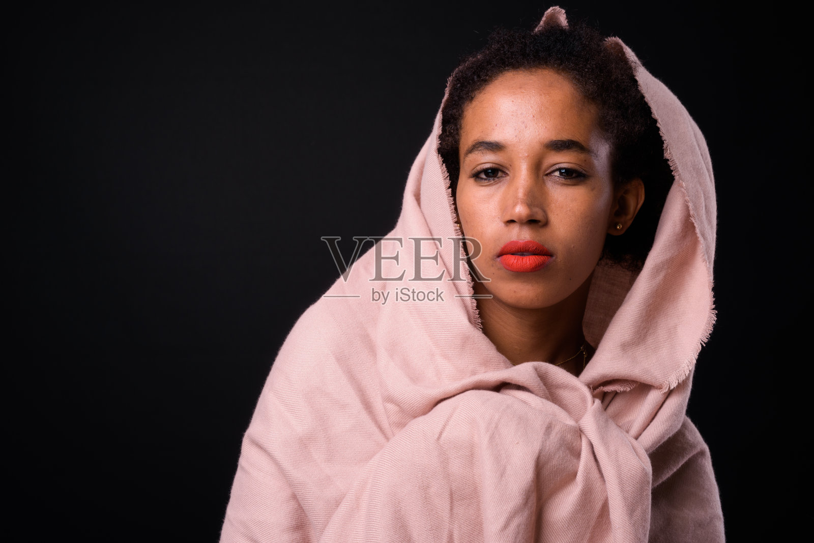 戴围巾的埃塞俄比亚妇女照片摄影图片