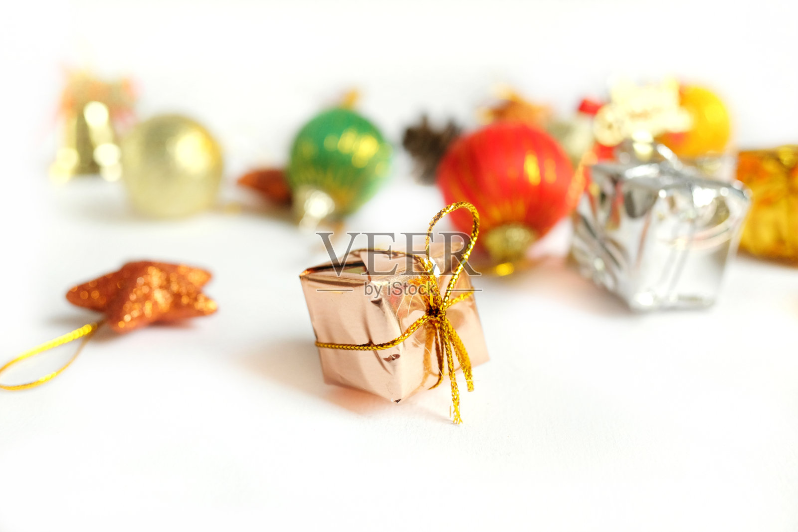 圣诞节装饰在孤立的白色背景与复制空间照片摄影图片