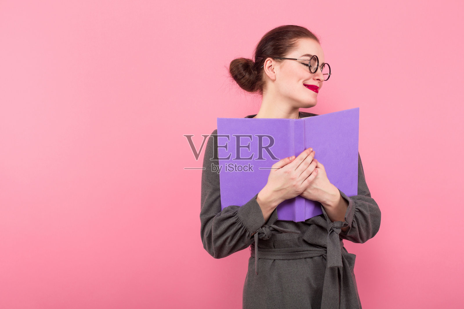 梳着发髻的女商人照片摄影图片